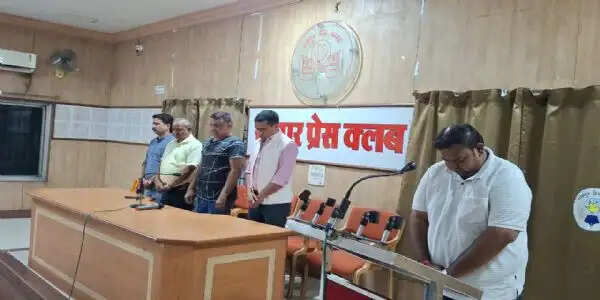 रायपुर प्रेस क्लब में वरिष्ठ पत्रकार सुखनंदन बंजारे को भावभीनी श्रद्धांजलि