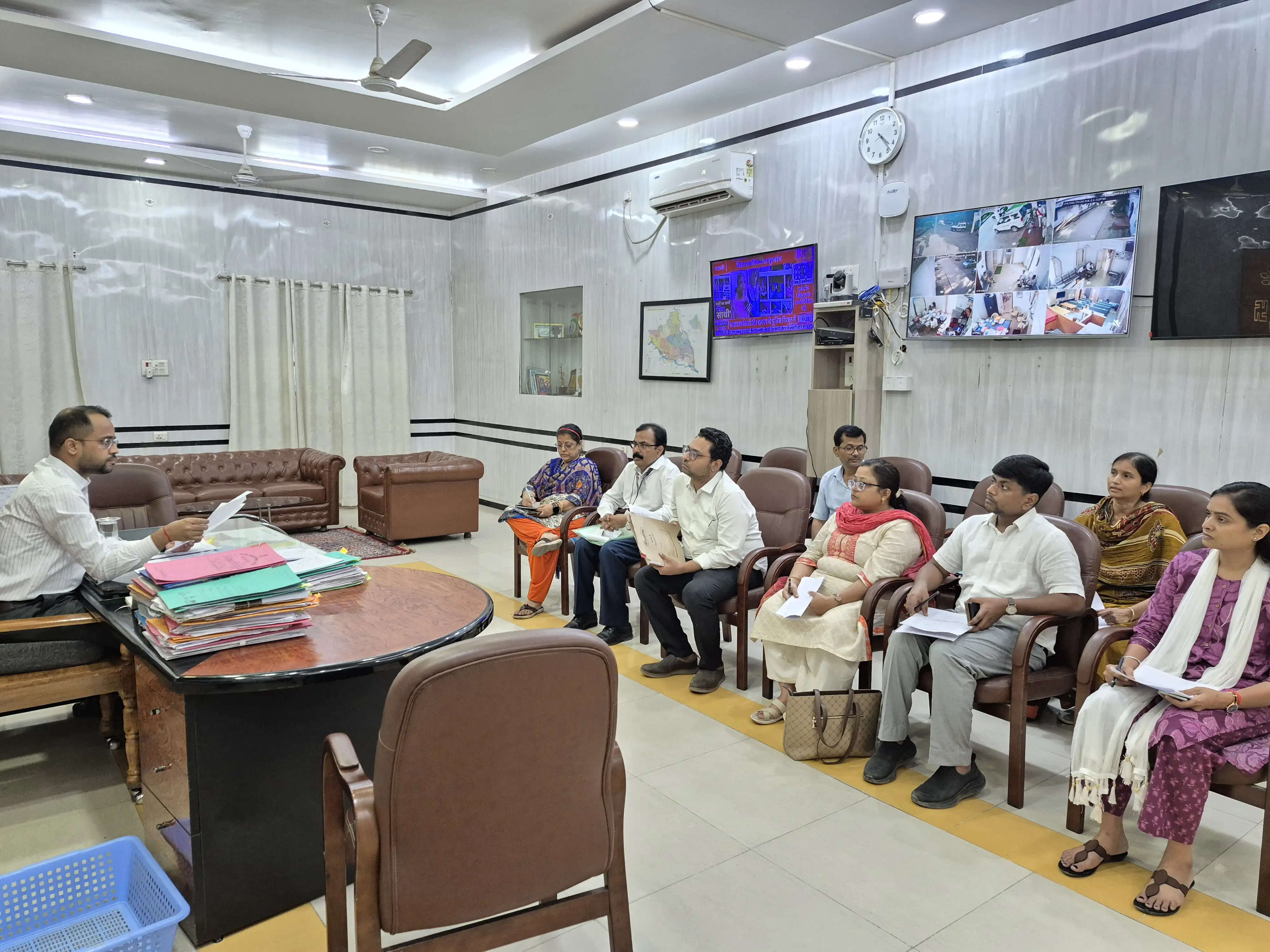 निबंधन कार्यालयों में अब पेपरलेस रजिस्ट्रेशन में तेजी लाएं : जिलाधिकारी