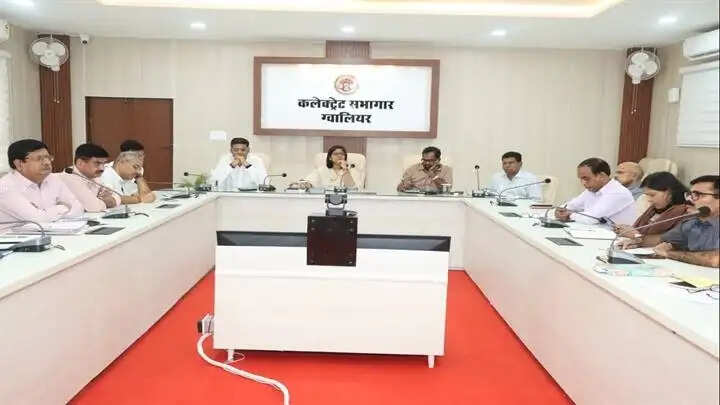 ग्वालियरः जल गंगा संवर्धन अभियान में ढिलाई बर्दाश्त नहीं होगी, लापरवाह अधिकारियों के खिलाफ कार्रवाई के निर्देश