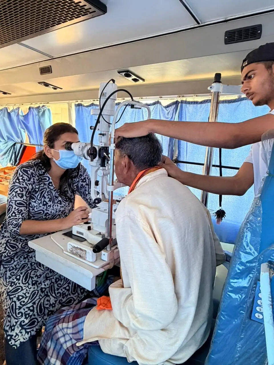 निशुल्क नेत्र जांच शिविर में 200 लोगों की जांच, 85 को चश्मा वितरण