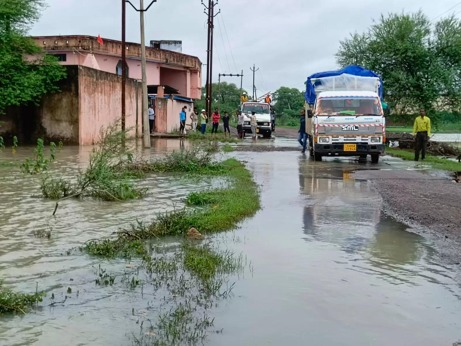 धमतरी जिले में सड़क में पानी भरने से आवाजाही हो रही बाधित