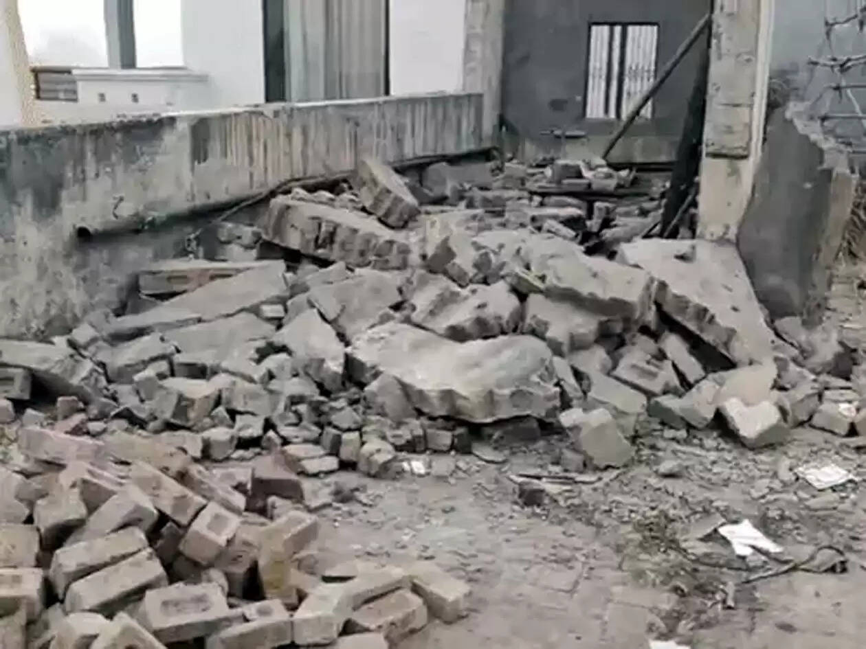 हिसार में फैक्ट्री की दीवार तोड़ते समय हादसा, दूसरी दीवार गिरने से दो मजदूर दबे