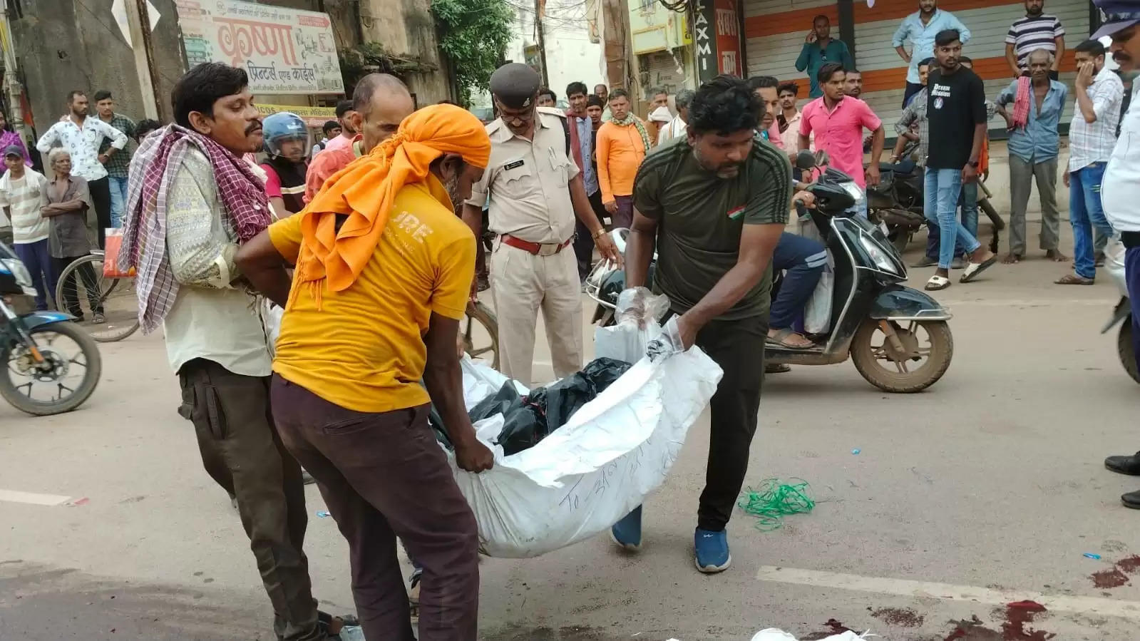 तीन बाइक आपस में टकराए, ट्रक की चपेट में आने से एक युवक की दर्दनाक मौत