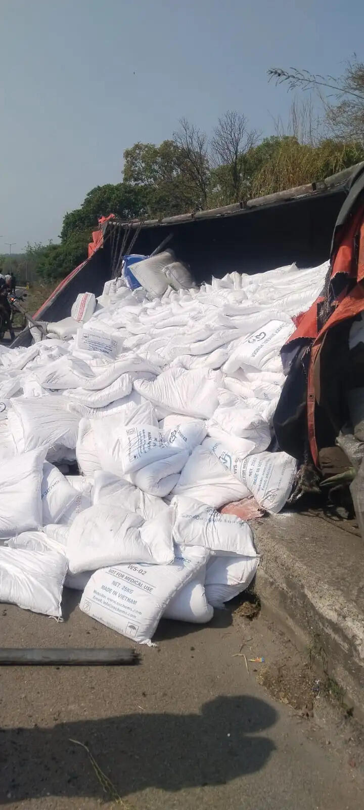 अनियंत्रित ट्रेलर चुटूपालू घाटी में दुर्घटनाग्रस्त, बाल-बाल बचे लोग