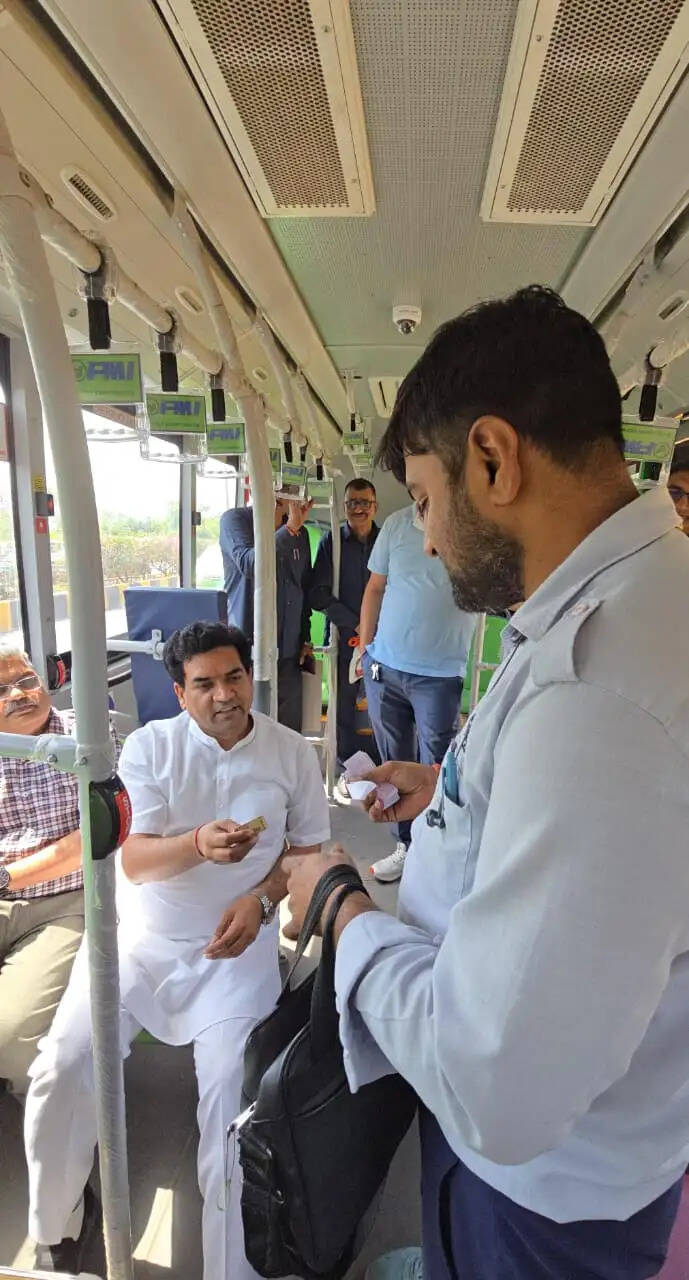 सीएम रेखा समेत मंत्रियों ने मेट्रो व बस से सफर करके दिया ईंधन बचत का संदेश