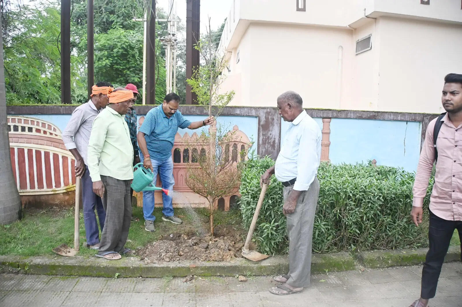 कोरबा में ‘एक पेड़ मां के नाम’ अभियान के तहत ब्लू बर्ड स्कूल मार्ग पर हुआ वृक्षारोपण