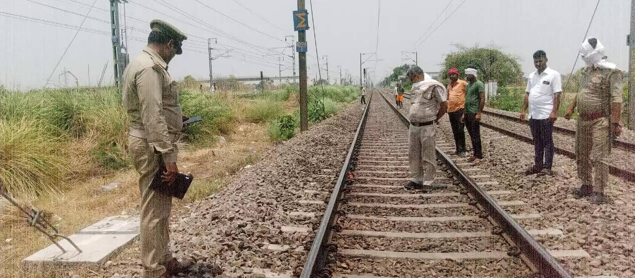 मालगाड़ी के आगे कूद कर युवक ने की आत्महत्या