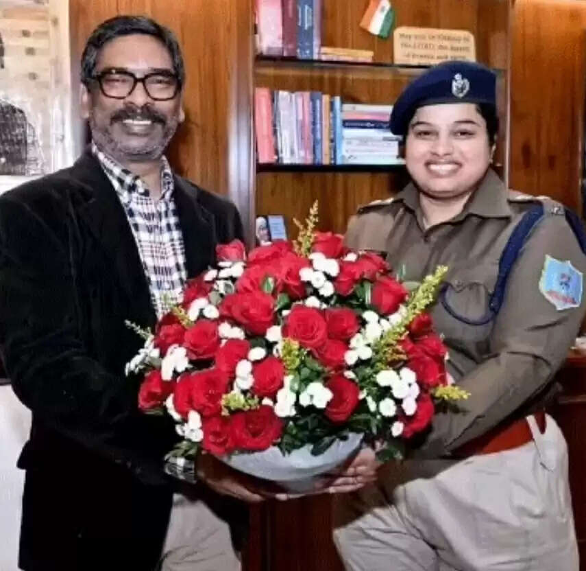 पलामू के डीसी और एसपी ने मुख्यमंत्री हेमंत सोरेन से की मुलाकात, नववर्ष की दी शुभकामनाएं