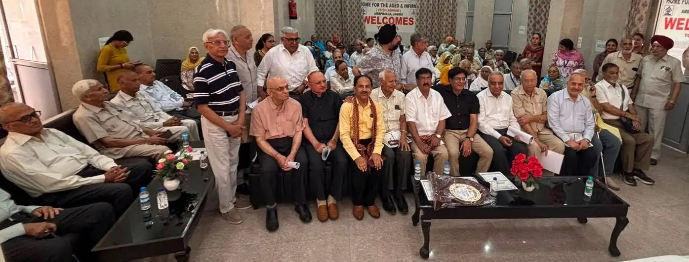 वरिष्ठ नागरिकों के कल्याण हेतु सहायता राशि भेंट&nbsp;की