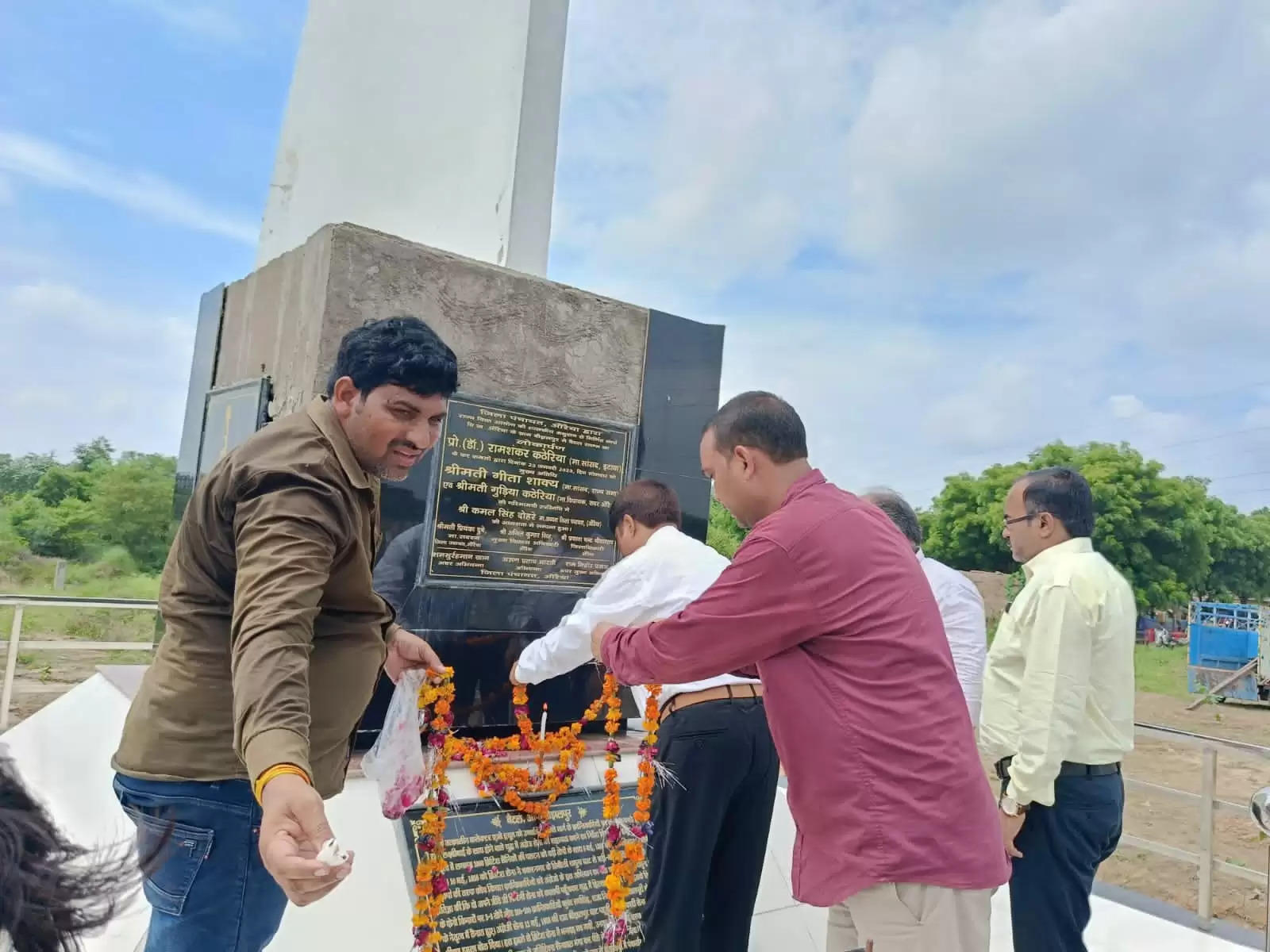 काकोरी ट्रेन एक्शन शताब्दी समाराेह पर शहीदों की याद में लगाए पौधे