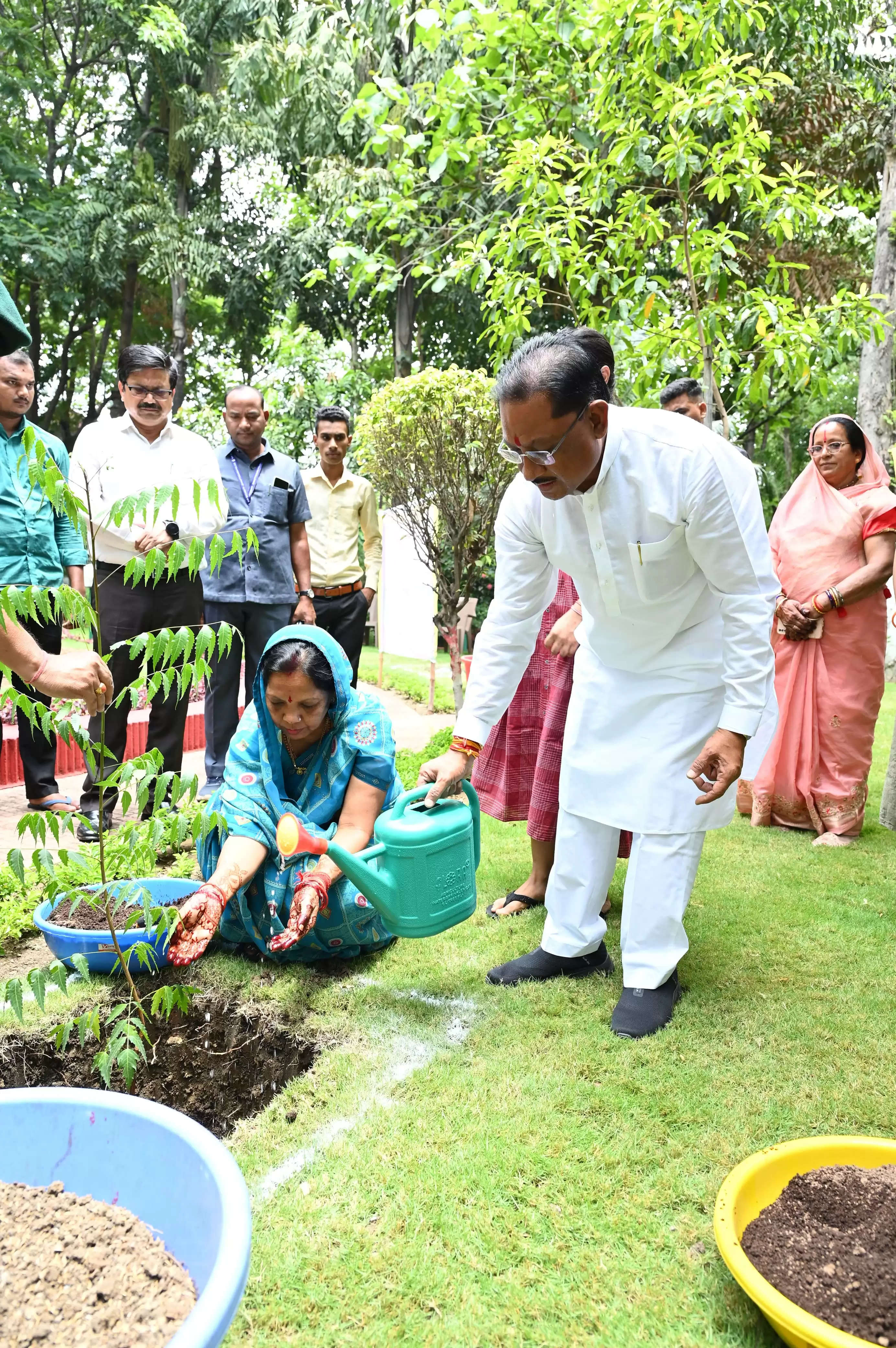 विश्व पर्यावरण दिवस : मुख्यमंत्री ने सपरिवार अपने निवास परिसर में रोपा नीम, रुद्राक्ष और चीकू का पौधा