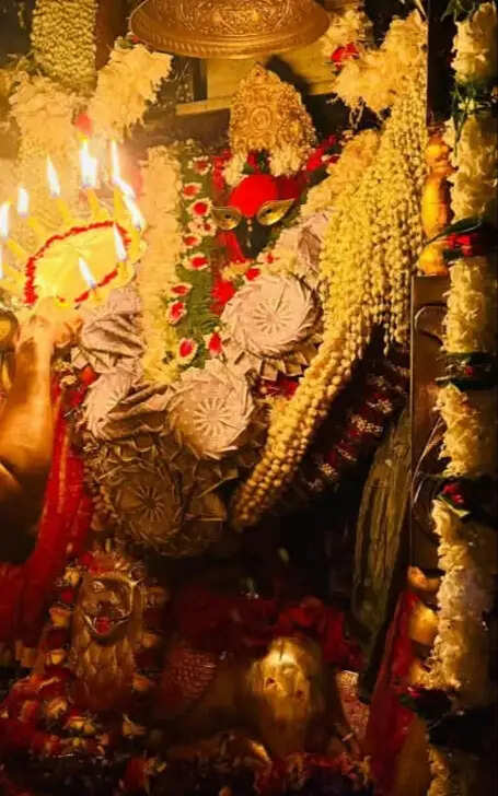 देवी जयंती पर विंध्यधाम में उमड़ा आस्था का सैलाब, पैदल पहुंचे हजारों श्रद्धालु