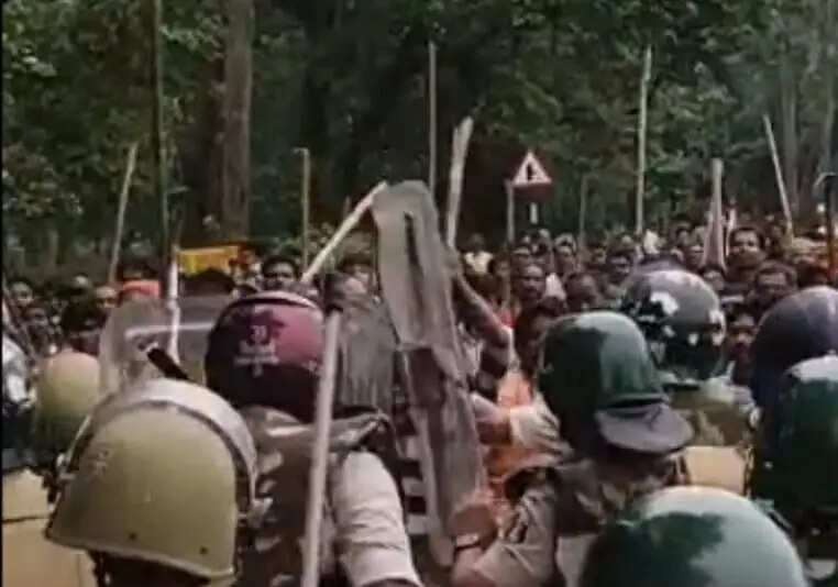 छत्तीसगढ़ में ग्रामीणों और पुलिस के बीच हिंसक झड़प, डीएसपी समेत 24 से अधिक पुलिसकर्मी घायल