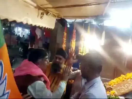 फरीदाबाद : वोट मांगने गए भाजपा जिलाध्यक्ष का विरोध, लोगों ने निकाली भड़ास