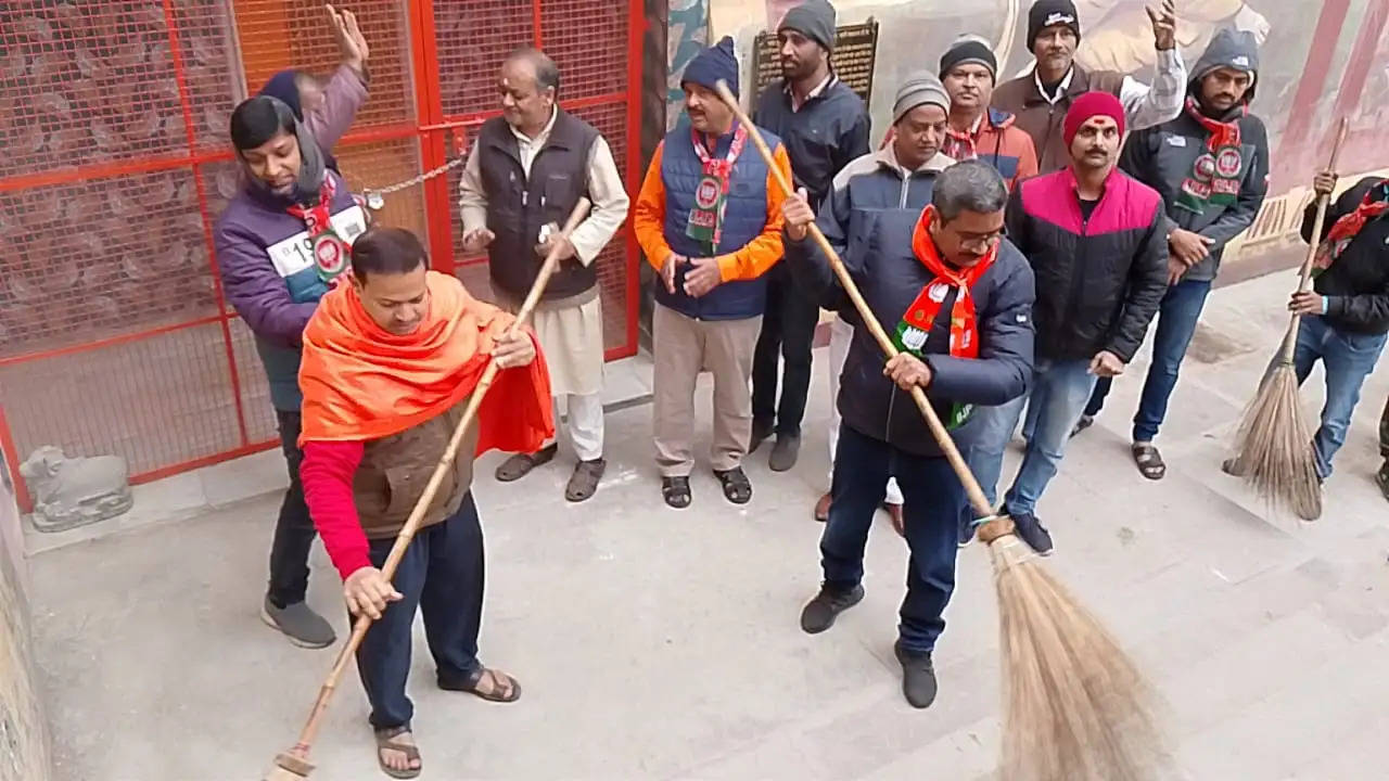 विधायक डॉ नीलकंठ तिवारी ने कर्णघंटा कुंड में चलाया सफाई अभियान, नागरिकों ने की भागीदारी