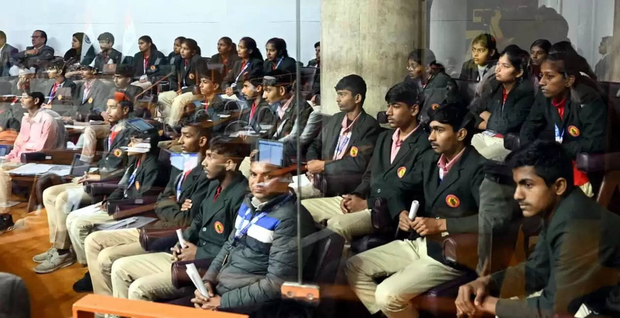 हिसार : शिकारपुर स्कूल के विद्यार्थियों ने देखी हरियाणा विधानसभा की कार्यवाही