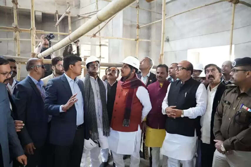 मुख्यमंत्री डॉ. यादव ने उज्जैन में चाय के साथ आम लोगों से की चर्चा, निर्माणाधीन गीता भवन का भी किया निरीक्षण