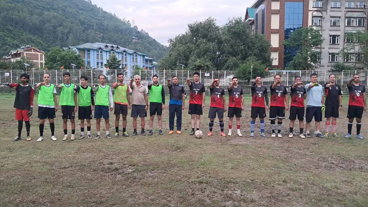 एंटी चिट्टा फुटबॉल टूर्नामेंट खिलाड़ियों को चिट्टा मुक्त मंडी की दिलाई गई शपथ