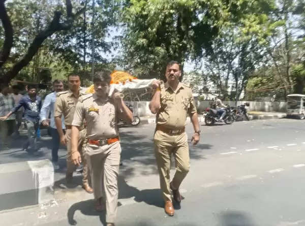 लखनऊ पुलिस ने अर्थी को दिया कंधा, हिंदू रीति रिवाज से कराया अंतिम संस्कार