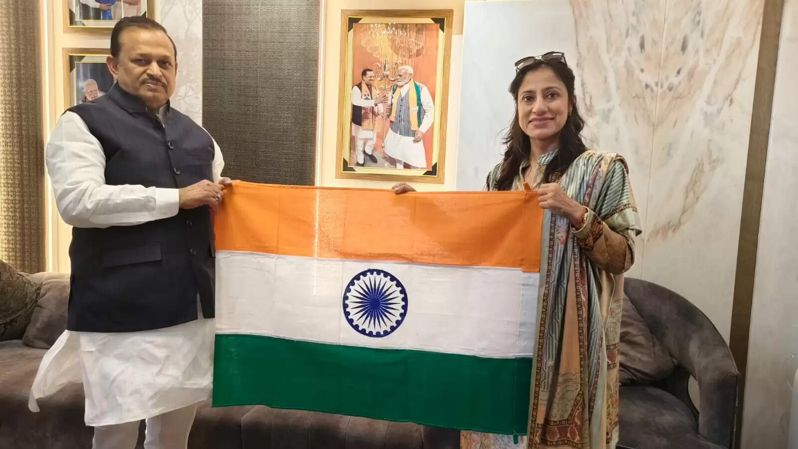 कानपुर की दिव्या भंडोह 46 वर्ष की उम्र में सेवन समिट्स की ओर, सांसद ने भेंट किया खादी का तिरंगा