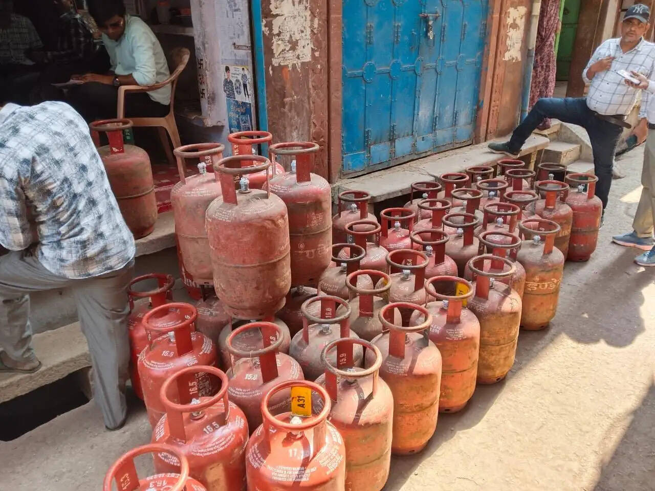घरेलू गैस कालाबाजारी पर बड़ी कार्रवाई, 12 दिन में 3080 सिलेंडर जब्त