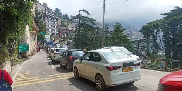 मानसून की विदाई के बीच हिमाचल में पर्यटकों का सैलाब, मनाली में रात को भारी जाम