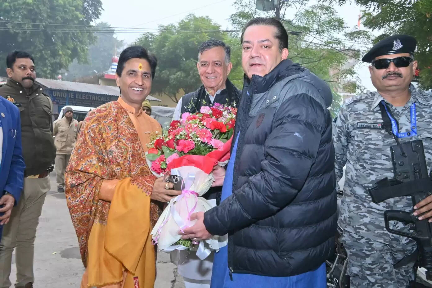 विधानसभा अध्यक्ष सतीश महाना, सांसद रमेश अवस्थी के आवास पहुंचे कवि कुमार विश्वास