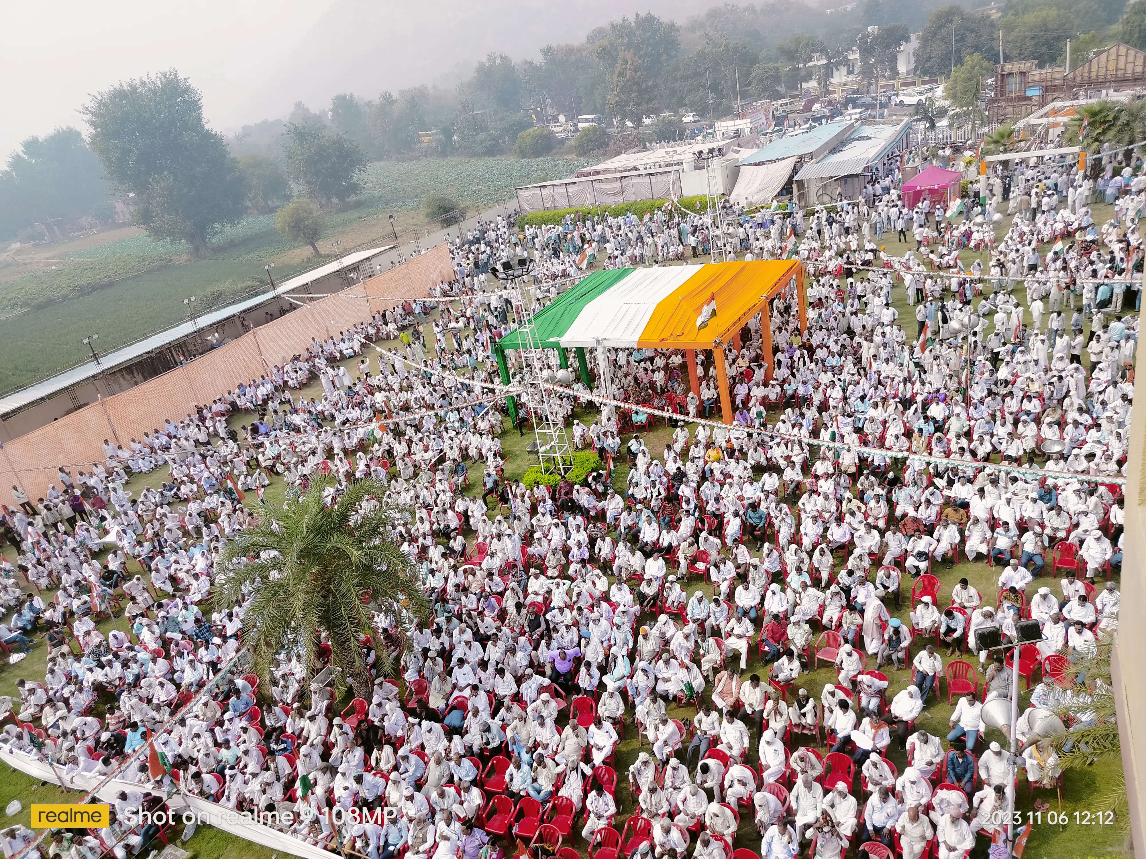 मंदिर में पूजा अर्चना के बाद अलवर में कई प्रत्याशियों ने अंतिम दिन भरा नामांकन