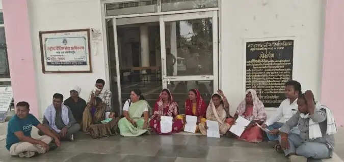 अनूपपुर: आवेदन की समय-सीमा समाप्त होने के बाद भी कार्यवाही नहीं, धरने पर बैठे जनपद सदस्य