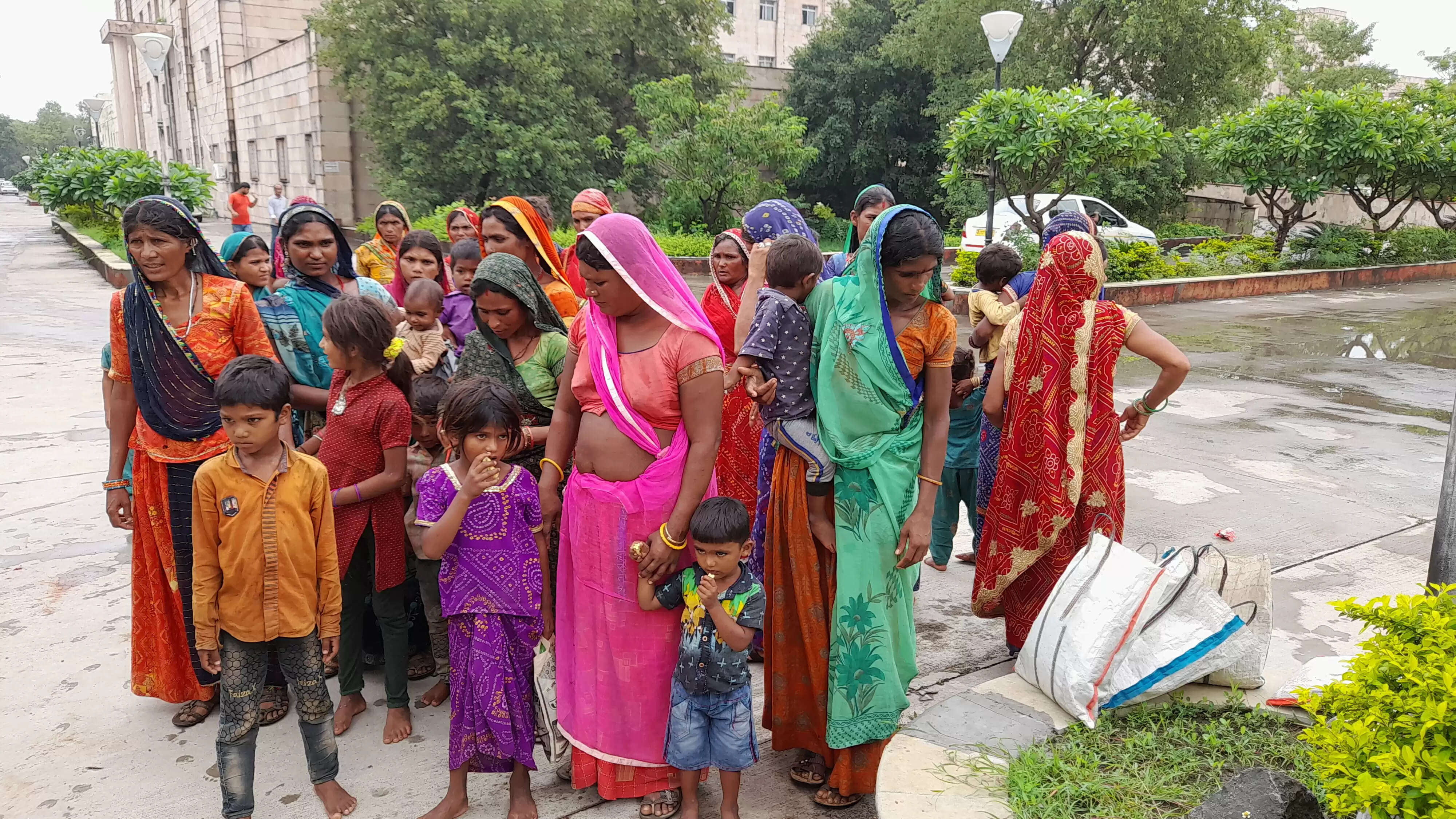 कंजर समाज की जमीनों पर प्रभावशाली लोगों ने कब्जा कर गांव से भगाया