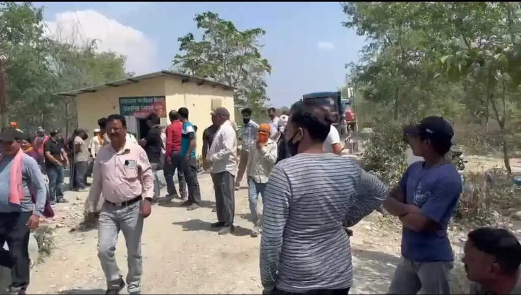 गौला निकासी गेट में खनन व्यवसाई ने गेट इंचार्ज को पीटा, मोबाइल तोड़ा