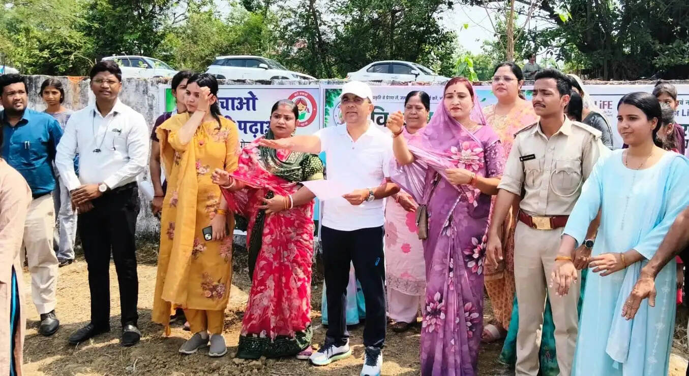 जांजगीर-चांपा कलेक्टर जन्मेजय महोबे सहित जनप्रतिनिधियों ने ग्राम झर्राडीह में किया वृक्षारोपण