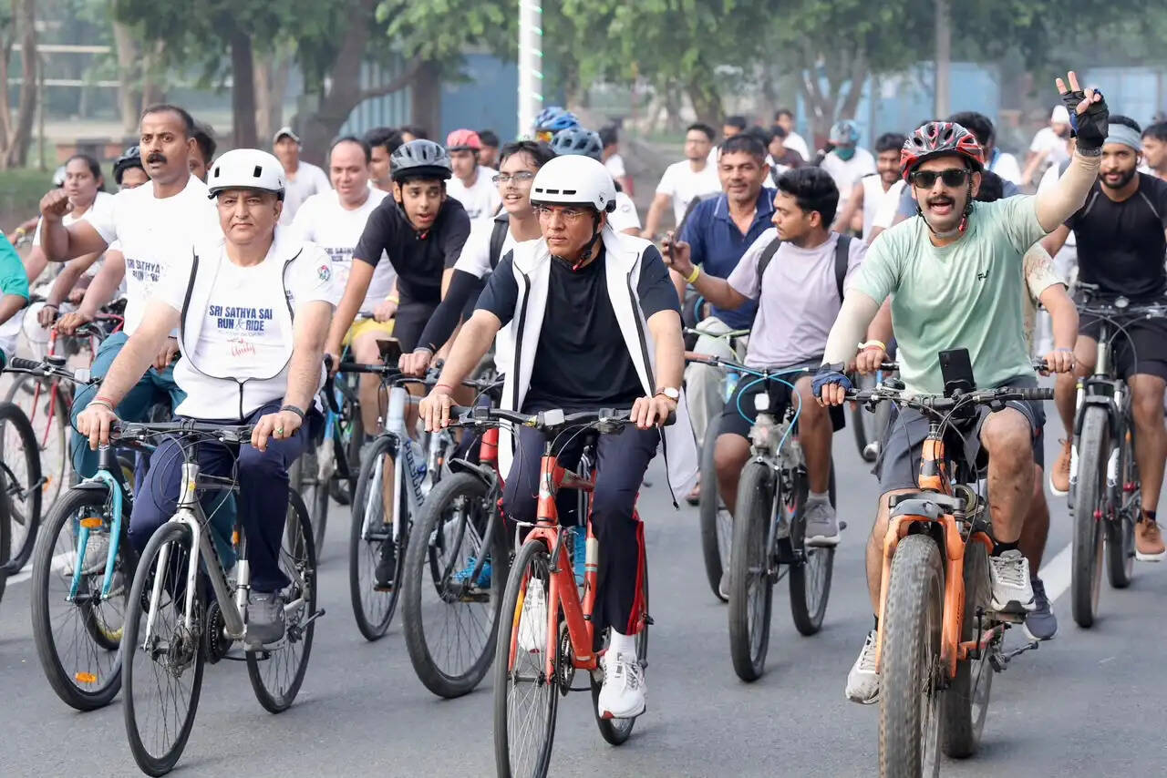 'फिट इंडिया संडेज ऑन साइकिल' में मांडविया का आह्वान- रोज एक घंटा खेल-कूद को दें