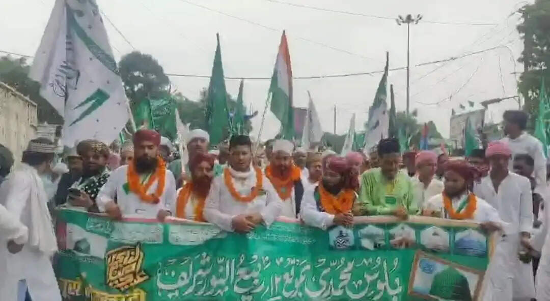 ईद मिलाद उन नवी के मौके पर निकला जुलूस