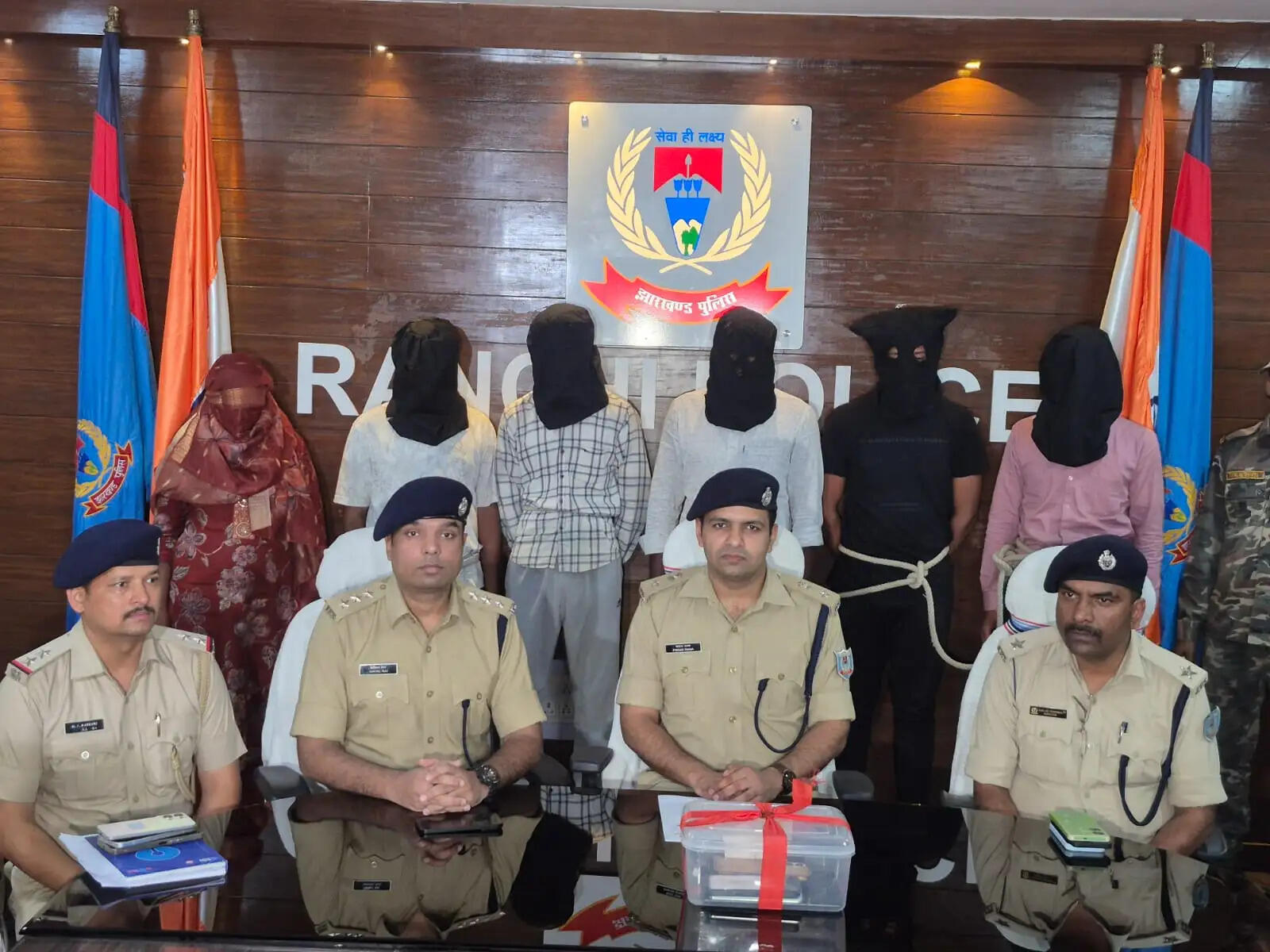 रांची पुलिस ने किया बड़े सॉल्वर गैंग का खुलासा, छह गिरफ्तार, कई सामान जब्त