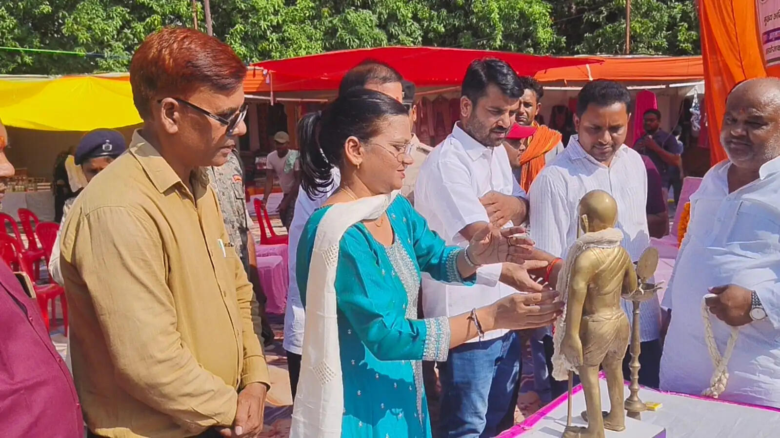 बगहा में खादी ग्रामोद्योग प्रदर्शनी का उद्घाटन, स्वदेशी उत्पादों को बढ़ावा देना मुख्य उद्देश्य