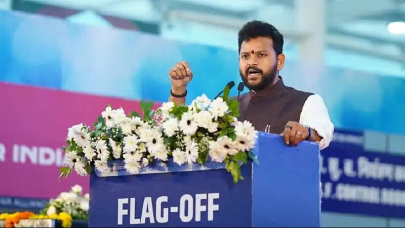 देश में अगले दस साल में 100 नए एयरपोर्ट बनाएंगे: केंद्रीय मंत्री नायडू