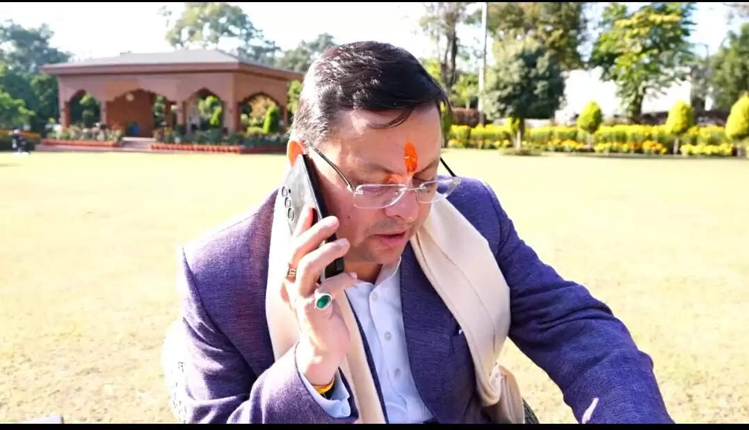 मुख्यमंत्री ने चमाेली जिले में भालू हमले की पीड़ित छात्रा और बच्चों की जान बचाने वाली छात्राओं से की बात