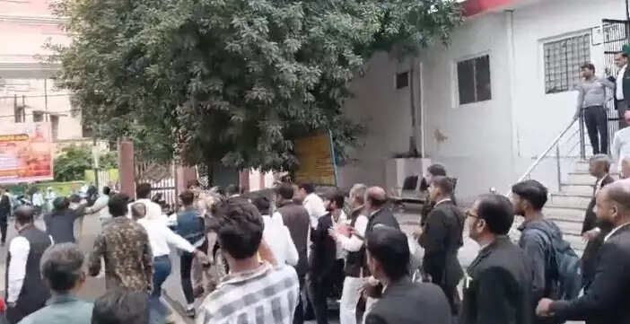 पुलिस के खिलाफ अधिवक्ताओं ने खोला मोर्चा, ज्ञापन देने पहुंचे वकीलों ने दारोगा को दौड़ाया, वीडियो वायरल