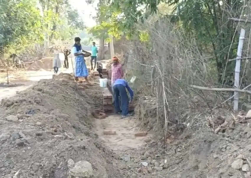 नाली निर्माण में जेसीबी का इस्तेमाल, रोका गया कार्य