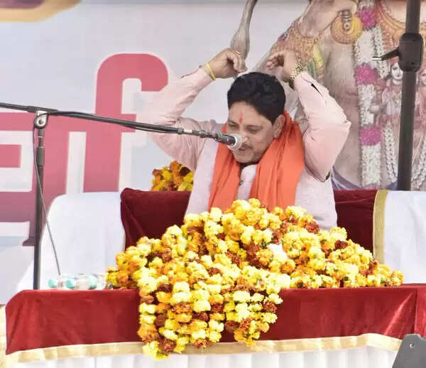 कथावाचक&nbsp;के&nbsp;न&nbsp;आने&nbsp;पर&nbsp;उत्तर प्रदेश के&nbsp;मंत्री सुनील शर्मा ने सुनाई श्रीराम कथा