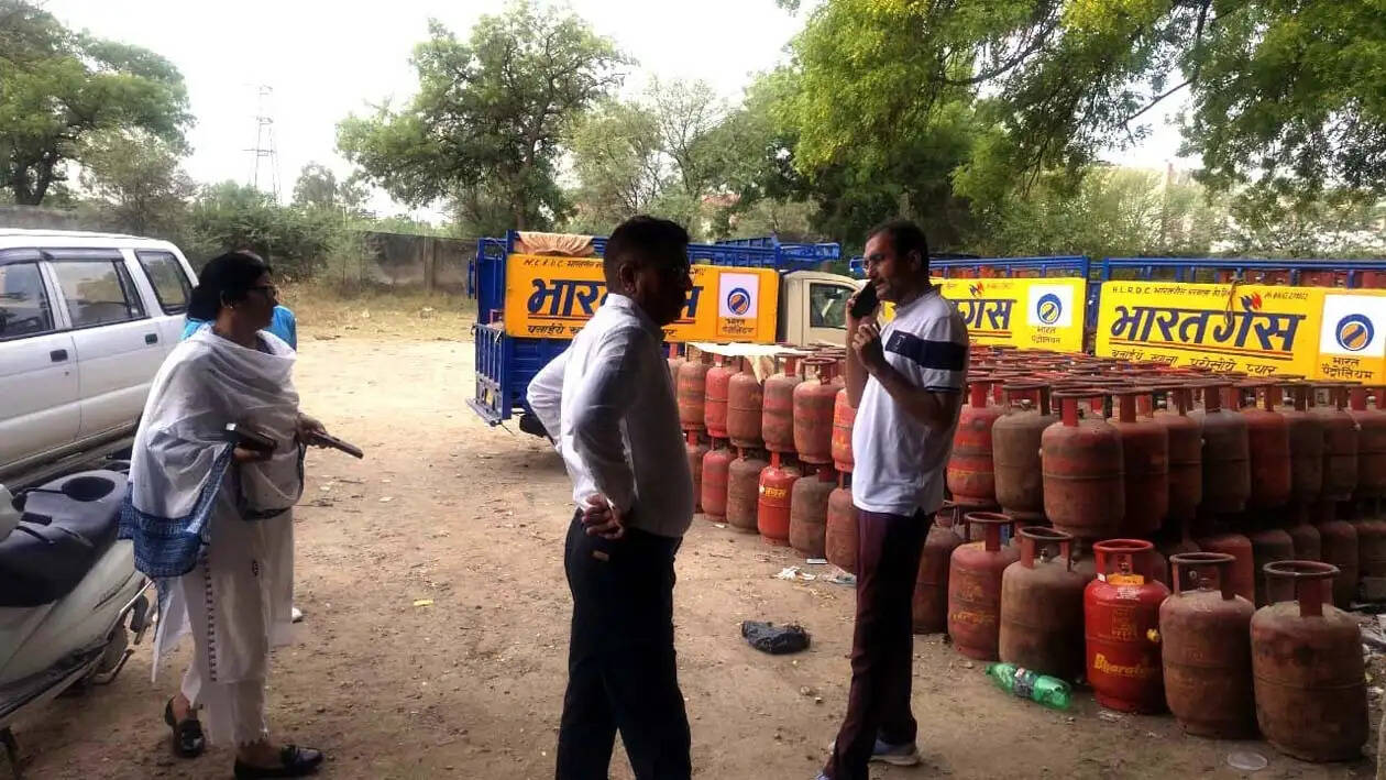 हिसार में गैस एजेंसी के कार्यालय व अवैध गोदाम पर रेड, भारी मात्रा में सिलेंडर बरामद