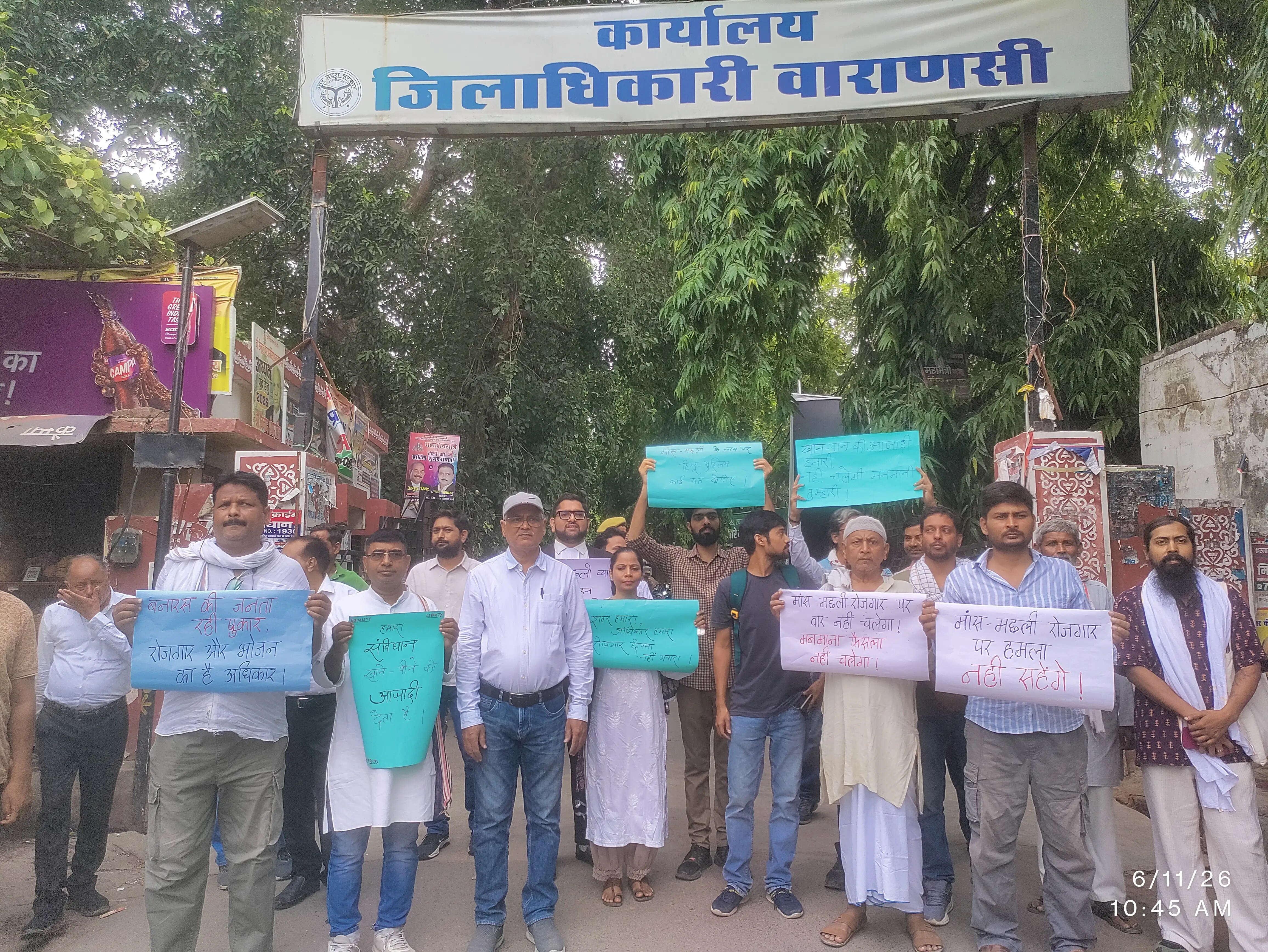 बनारस में मांस-मछली की दुकानों के विस्थापन के मुद्दे पर सड़क पर उतरे सामाजिक कार्यकर्ता
