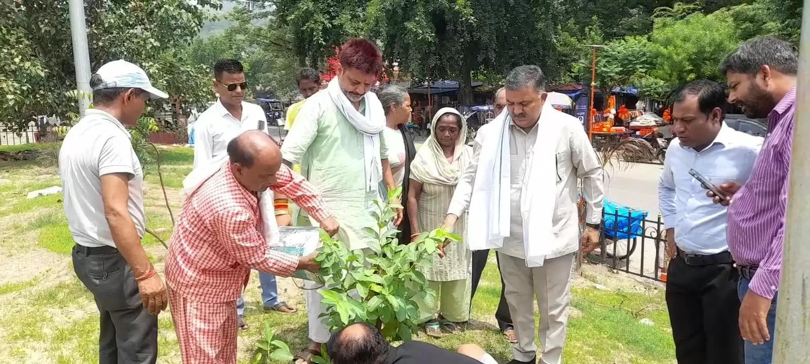 एक पेड़ मां के नाम अभियान के तहत किया पौधरोपण