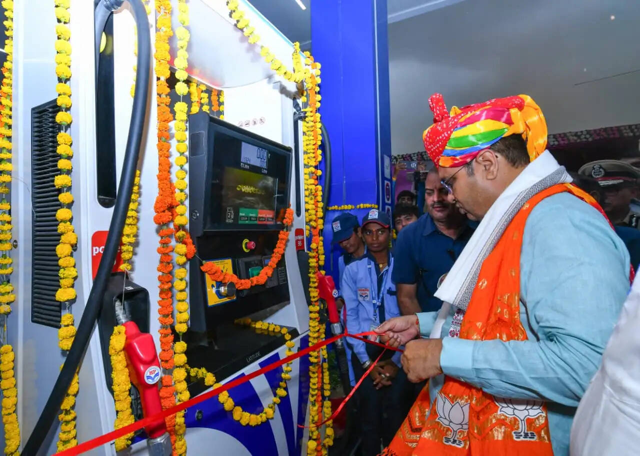 मुख्यमंत्री ने पचपदरा के मंडापुरा में एचपीसीएल के नए फ्लैगशिप रिटेल आउटलेट का किया उद्घाटन