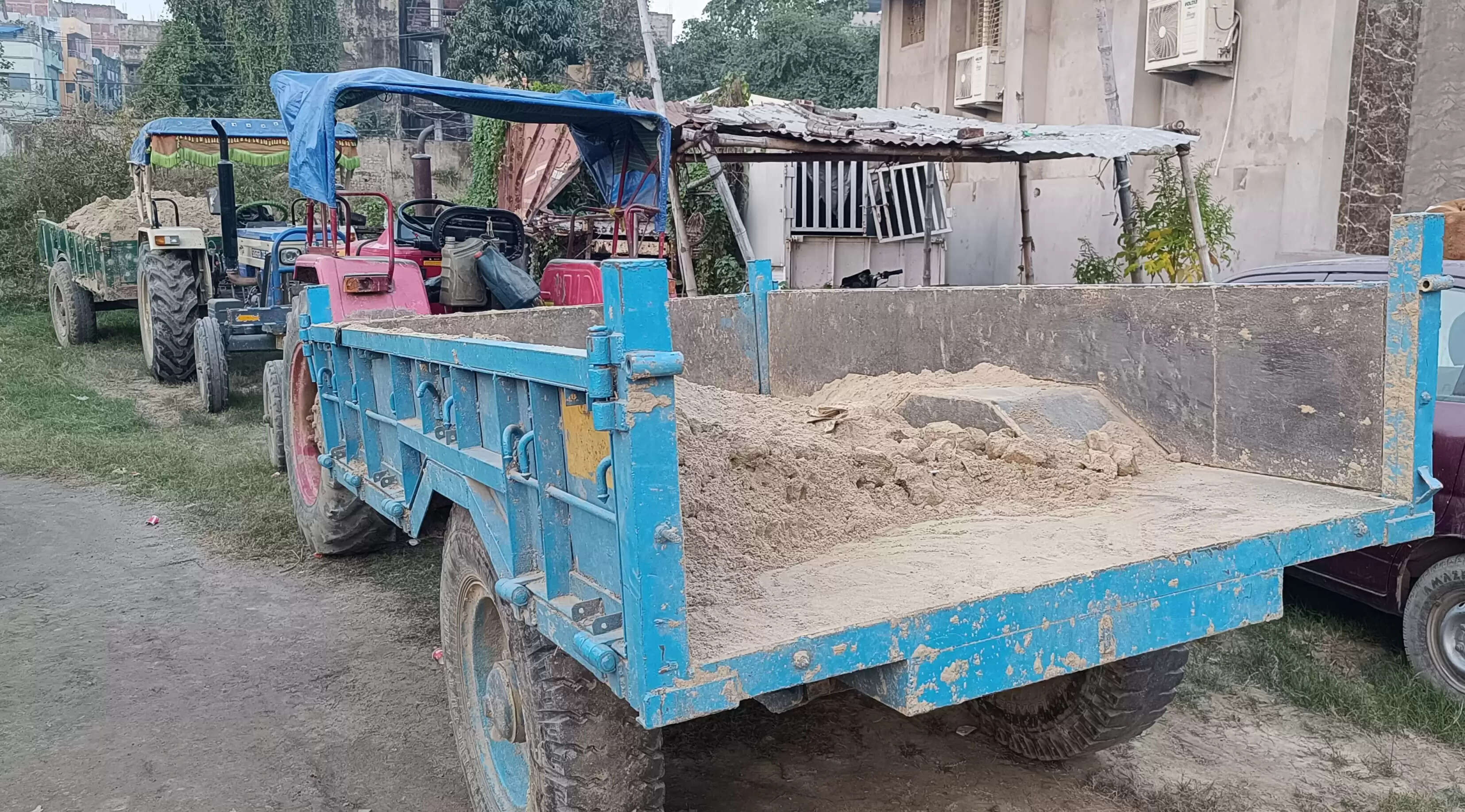 अवैध बालू खनन पर कार्रवाई, दो ट्रैक्टर जब्त