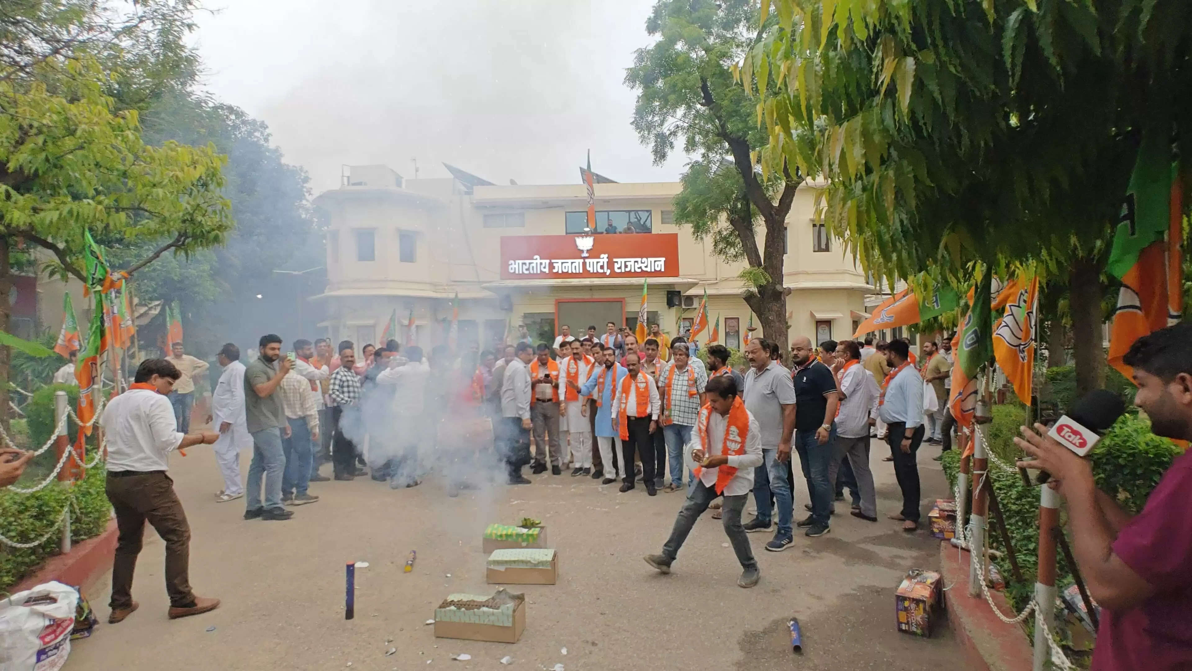 राठौड़ को भाजपा प्रदेशाध्यक्ष बनाए जाने पर भाजपा कार्यकर्ताओं ने की आतिशबाजी