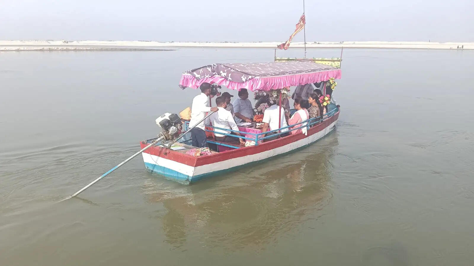 बाढ़ नियंत्रण कार्य काे परखने सनावा घाट पहुंचे डीएम