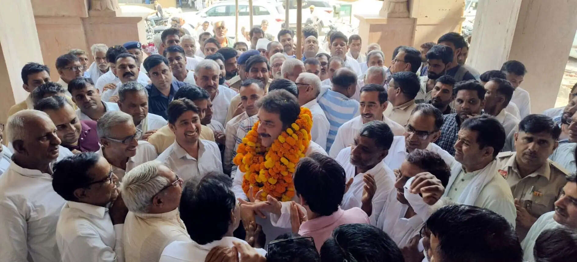 कुलदीप बिश्नोई ने आदमपुर में सुनी समस्याएं,मंडी में गेहूं व सरसों के उठान का लिया जायजा