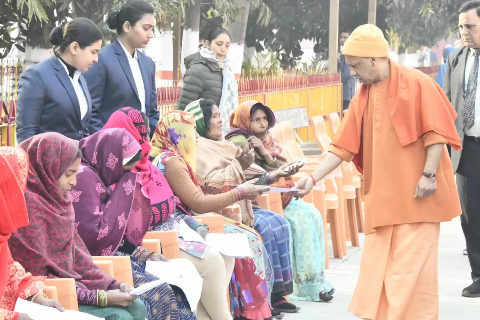 मुख्यमंत्री योगी ने लोगों की सुनी समस्या, निराकरण का दिया आश्वासन : योगी